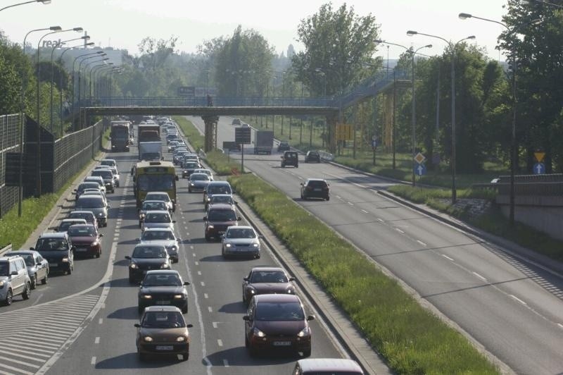 Wrocław: Mężczyzna skoczył z wiaduktu. Kierowcy stali w ogromnym korku (ZDJĘCIA)