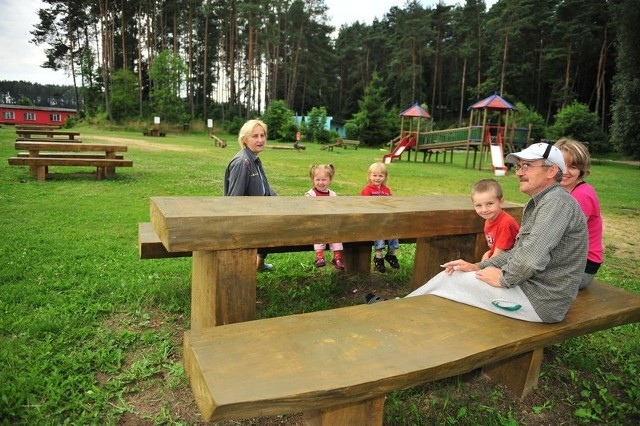 Rodzina Malinowskich z Łodzi zachwalająca nowo powstałe ławeczki nad Mochlem