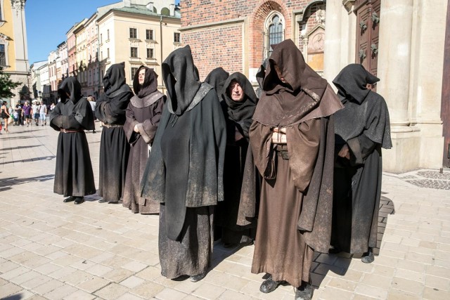 W niedzielne popołudnie na krakowskim Rynku pojawili się średniowieczni mnisi