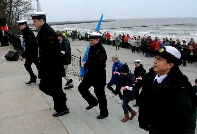 Młodzież Ligi Morskiej i Rzecznej złożyła uroczystą przysięgę przy pomniku zaślubin w Kołobrzegu.