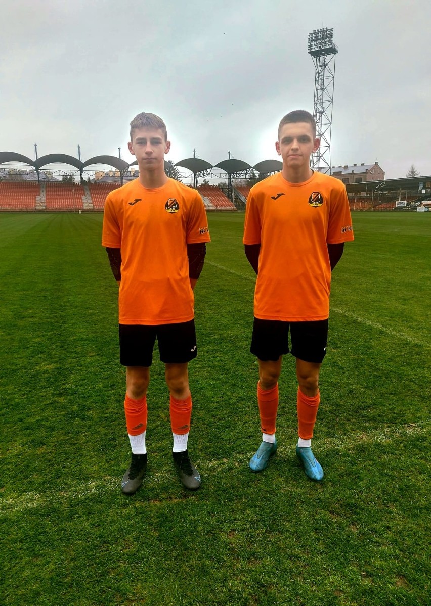 Dominik Wójtowicz i Dawid Romański, dwaj 15-letni piłkarze, rozpoczęli treningi z pierwszym zespołem KSZO 1929 Ostrowiec