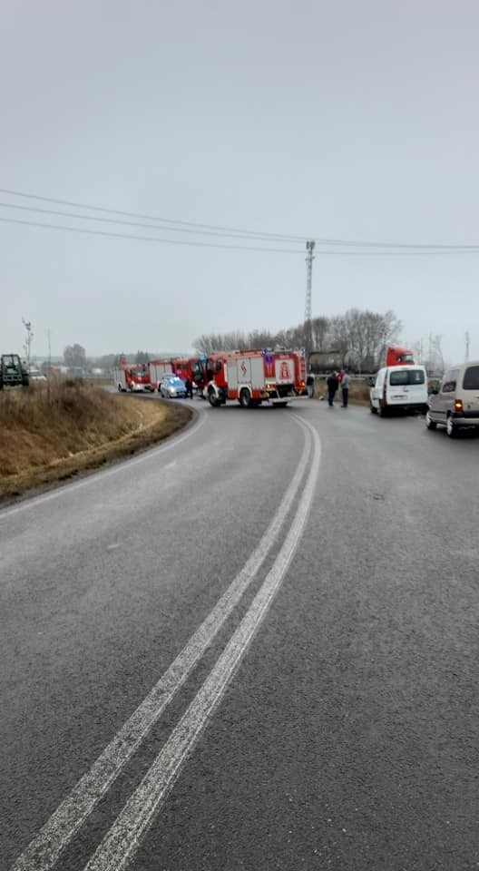 Rutki-Kossaki. Wypadek na drodze serwisowej S8. Potrzebne były aż cztery karetki