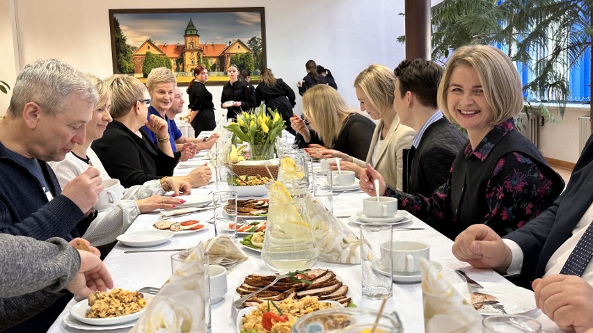 Wielkanocny stół w tarnobrzeskiej "Prymasówce". Uczniowie gastronomii przygotowali potrawy na śniadanie wielkanocne  