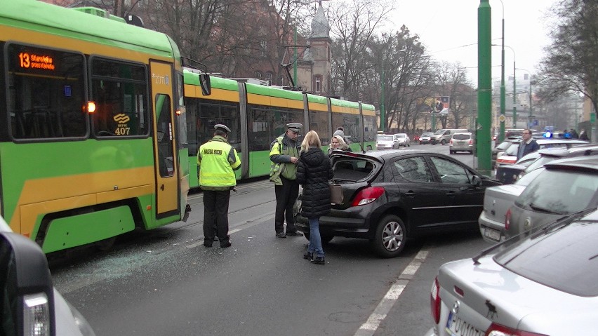 Kolizja tramwaju z samochodem na ul. Grunwaldzkiej