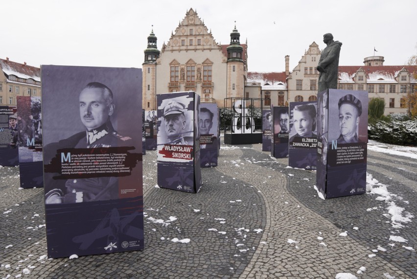 Na placu Adama Mickiewicza w Poznaniu powstała wystawa,...