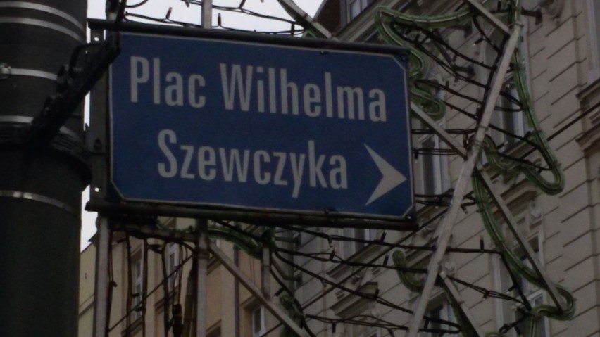 Tabliczki na Placu Szewczyka w Katowicach nie zostały jak do...