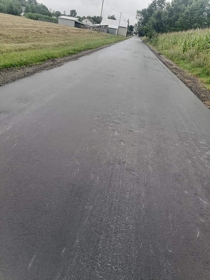 Nowy asfalt na drodze w gminie Stromiec. Firma kolejowa naprawiła nawierzchnię zniszczoną w czasie budowy torów