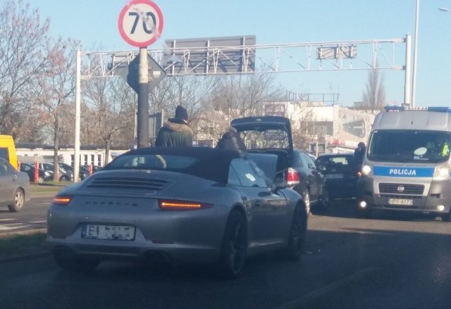 Po godzinie ósmej na al. Jana Pawła II w rejonie skrzyżowania z ul. Obywatelską doszło do wypadku. Zderzyły się 3 samochody osobowe, wśród których znalazło się porsche. Czytaj na kolejnym slajdzie