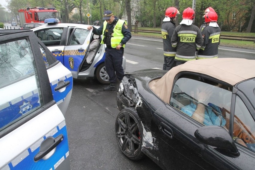 Wrocław: Wypadek na Wróblewskiego. Dwie osoby ranne. Kierowca był pijany? (ZDJĘCIA)