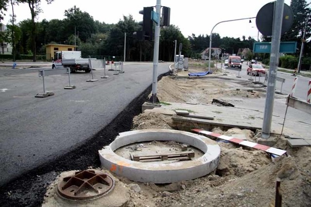 Na razie Świerkowa rozkopana, trudno tędy przejechać. Ale pod koniec roku będzie tu nowa nawierzchnia i ścieżka rowerowa.