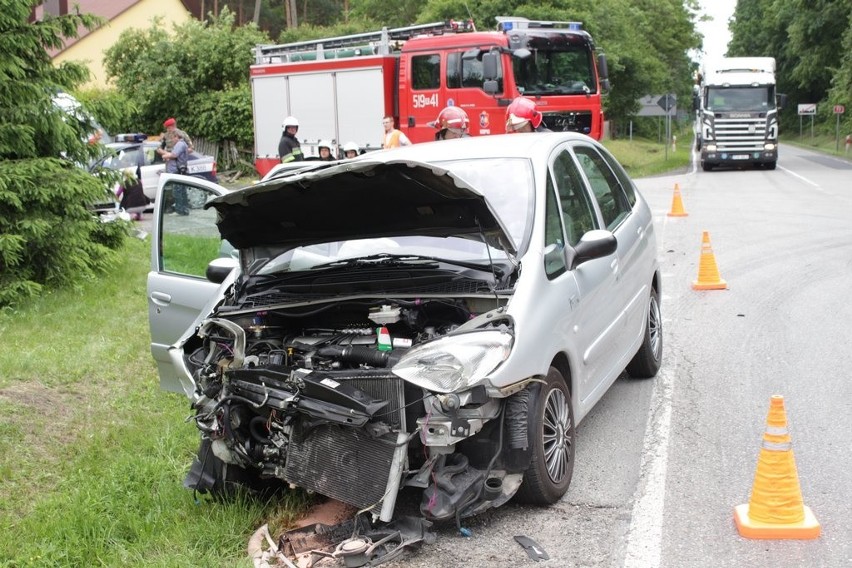 Samochodem podróżował razem z 56-letnią żoną, która w wyniku...