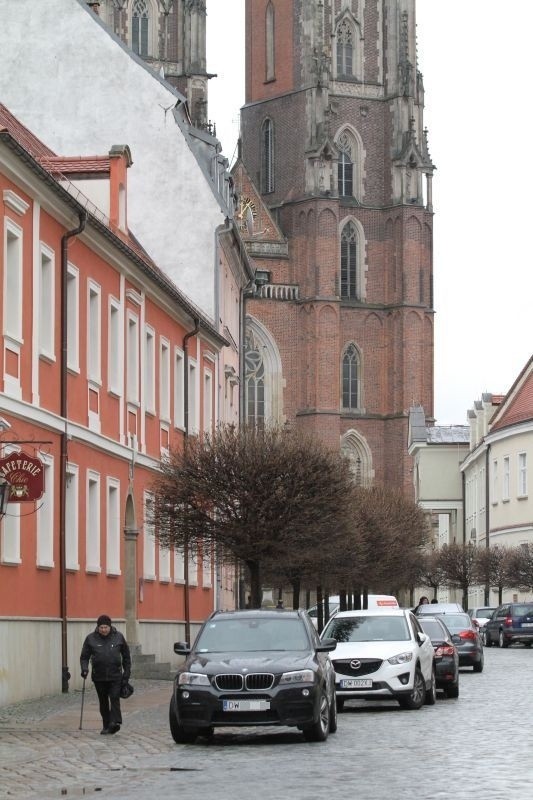 Wrocław: Ostrów Tumski zamienił się w wielki parking (ZDJĘCIA)