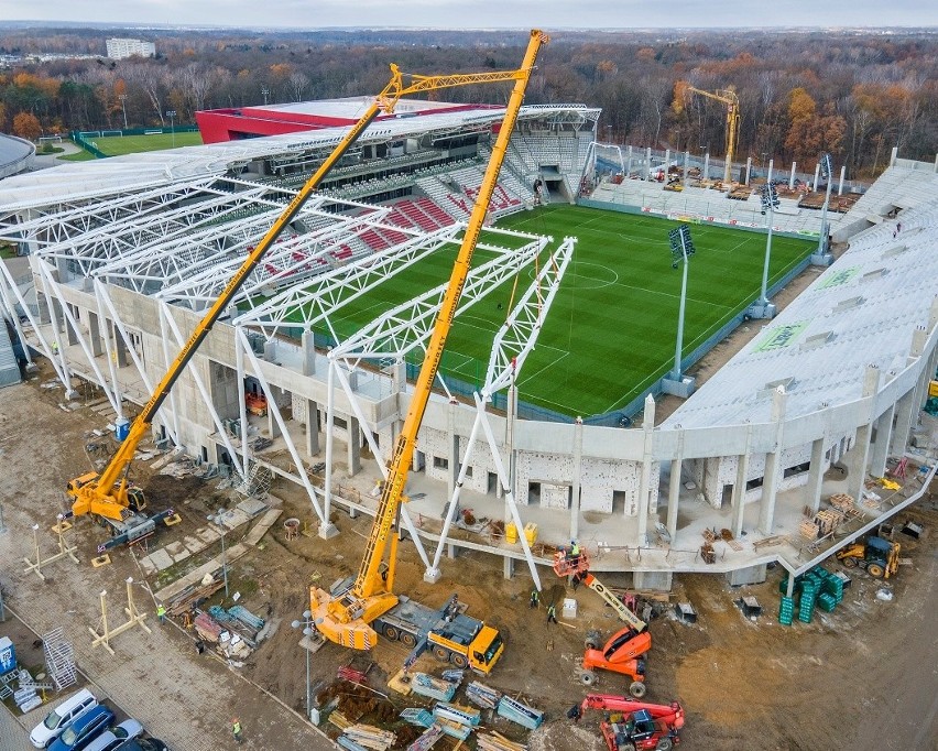 Łódź buduje stadion ŁKS. Trwa montaż elementów dachu i budowa czwartej, północnej trybuny FOTO