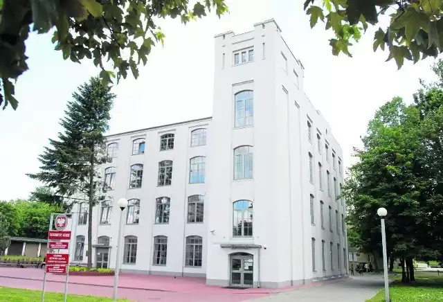 Publiczne Liceum Ogólnokształcące Uniwersytetu Łódzkiego im. Sprawiedliwych Wśród Narodów jest w czołówce szkół średnich w Łodzi pod względem poziomu kształcenia.