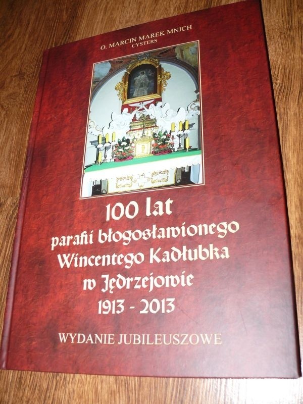 Dodrukowano pół tysiąca egzemplarz jubileuszowego wydania &#8222;100 lat parafii Wincentego Kadłubka w Jędrzejowie 1913-2013&#8221;.