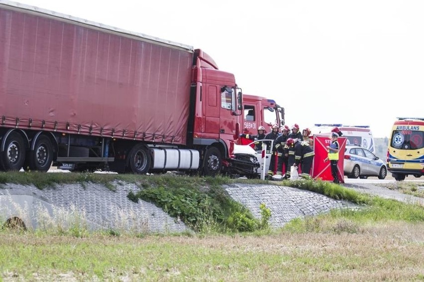 Tragiczny wypadek na krajowej "piątce". Dwie osoby nie żyją