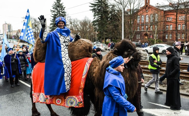 W niedzielę, 6 stycznia, w święto Trzech Króli ulicami Bydgoszczy przeszedł orszak. Królowie w strojach z epoki pojechali na koniach oraz na wielbłądzie. Orszak wyruszył z Placu Kościeleckich.Uczestnicy przemarszu przeszli ulicami: Bernardyńską, Zbożowy Rynek, Toruńską do Hali Widowiskowo-Sportowej „Łuczniczka”. Tam królowie pokłonili się małemu Jezusowi. ➤Zapraszamy do obejrzenia zdjęć na następnych stronach.  ➤Pospieszny do kultury