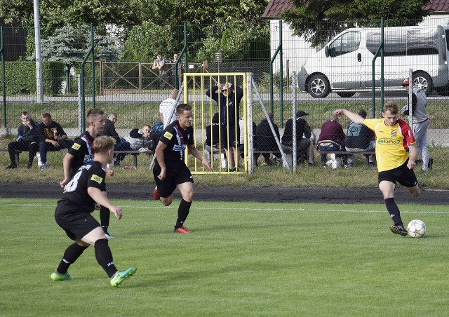 IV liga. Start Miastko w ostatniej kolejce pokonał na własnym stadionie 3:0 Pogoń Lębork. Bramki dla Startu zdobyli: Artur Rzepiński (38. i 44. minuta) oraz Bartłomiej Borowicz (88. minuta). (ang)