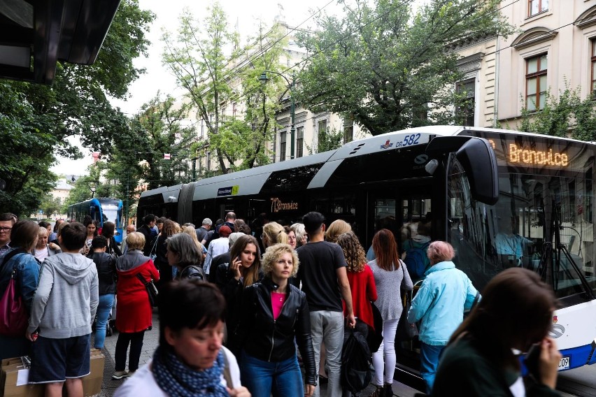 Pasażerowie często muszą dziesiątki minut czekać na autobus...