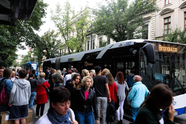 Pasażerowie często muszą dziesiątki minut czekać na autobus jadący w stronę Bronowic