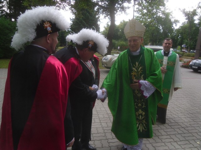 JE Ks. kardynał Zenon Grocholewski wita toruńskich Rycerzy Kolumba.