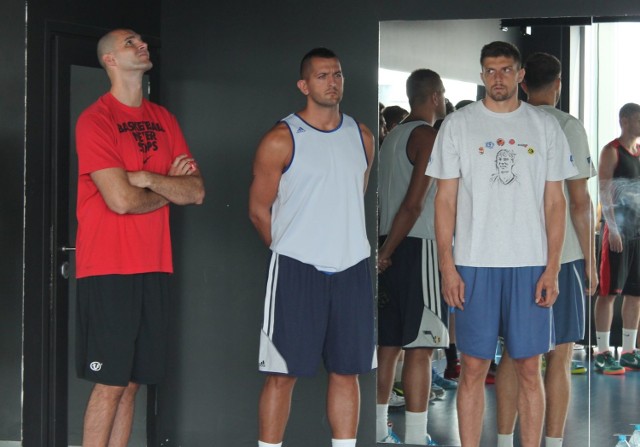 Nowi gracze na pierwszym treningu w Rosie Radom, Seid Hajrić (w środku) i Milan Majstorović . Z lewej Robert Witka, który już grał w Rosie w dwóch poprzednich sezonach