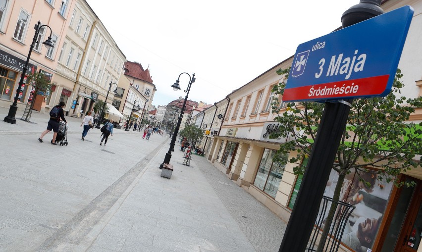 Spacer po wyremontowanej ulicy 3 Maja w Rzeszowie.