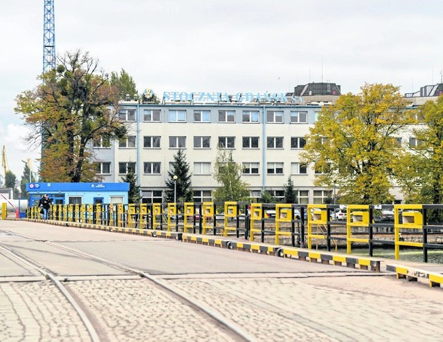 Tereny pod produkcję usytuowane są na froncie Wyspy Ostrów, w sąsiedztwie dawnej siedziby zarządu stoczni