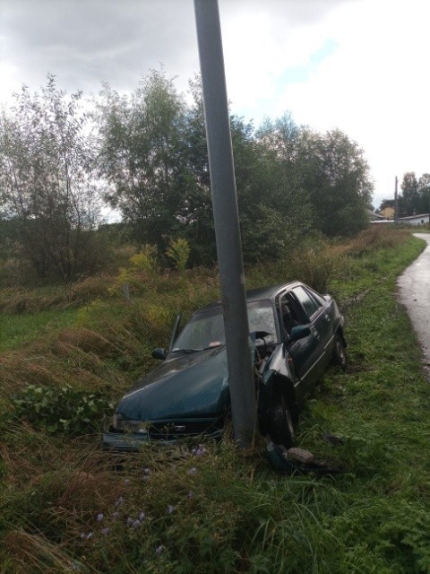 Daewoo najpierw uderzyło w inny samochód a potem zjechało do rowu