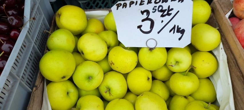 Ceny owoców i warzyw na targowisku w Ostrowcu. Ile kosztują brzoskwinie i jabłka?
