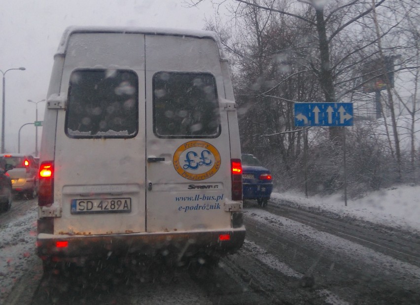 Cyklon Dieter przyniósł opady śniegu na drogach. Jest bardzo...