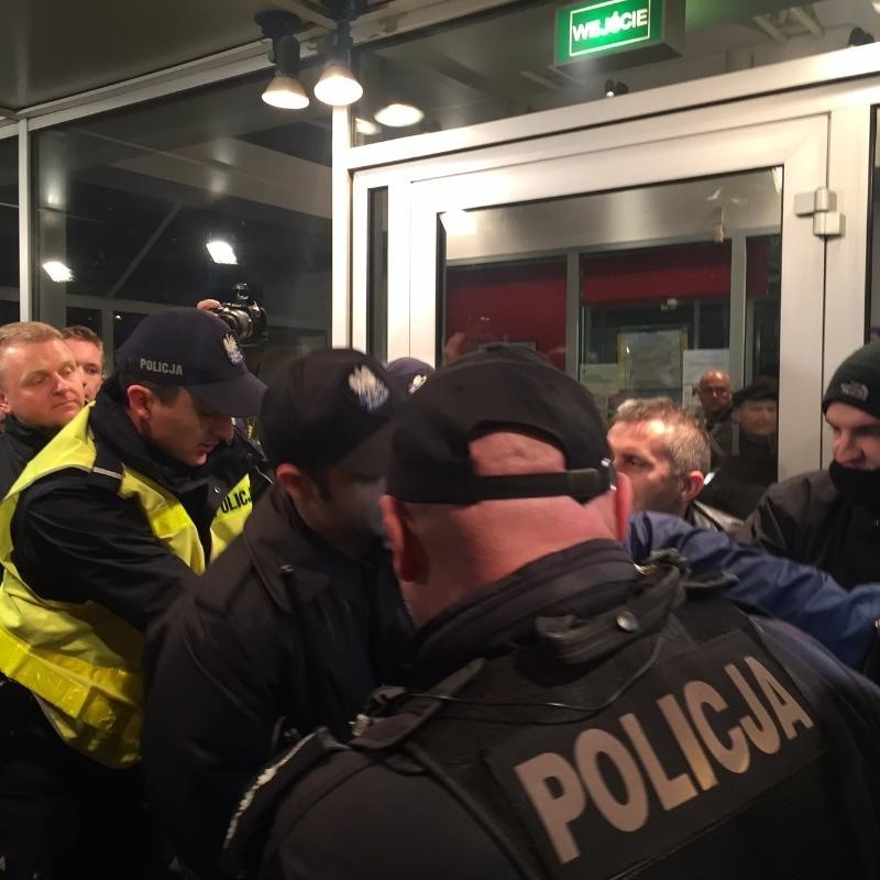 Seks na żywo w teatrze. Protestujący chcieli zablokować spektakl (ZDJĘCIA I FILM)