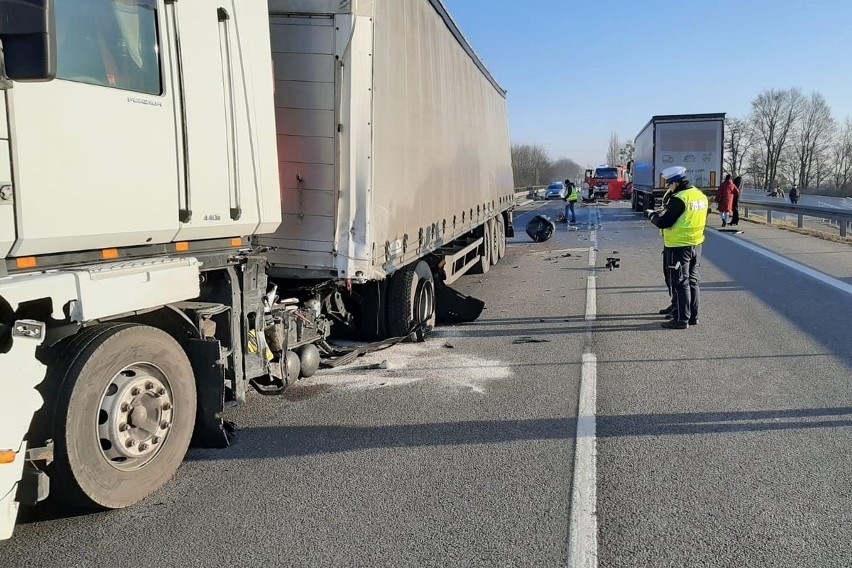 Tragedia na drodze w Lipnie. Zginął 63-letni kierowca peugeota