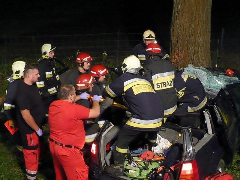 Osobowy volkswagen roztrzaskał się na drzewie. Strażacy...