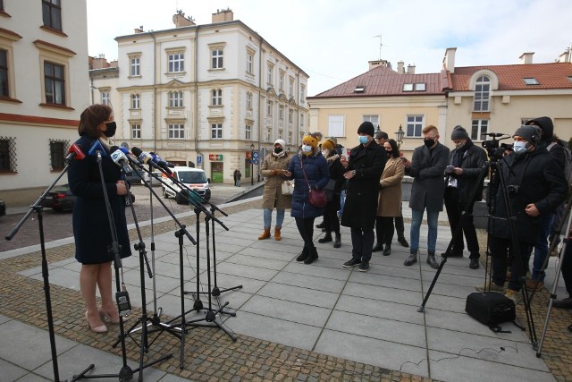 Ewa Leniart przed rzeszowskim Ratuszem zapowiedziała start w wyborach na prezydenta Rzeszowa.