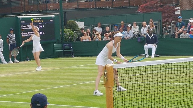 Agnieszka Radwańska (z prawej, serwuje Jelena Janković) znów błyszczy na Wimbledonie