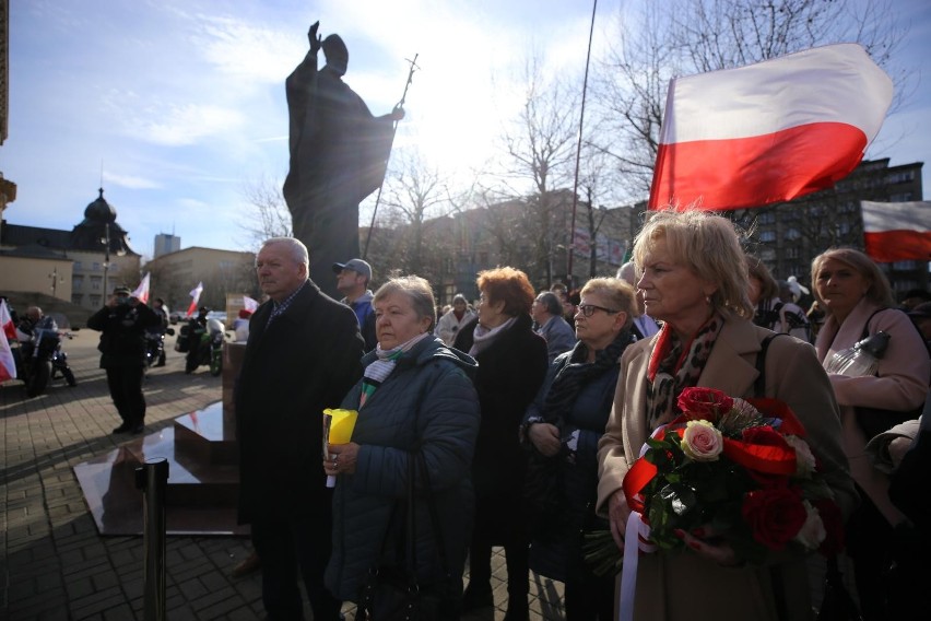 Spotkanie wiernych pod pomnikiem Jana Pawła II - modlili się...
