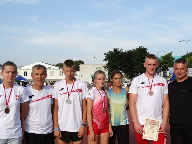 Medalowe perełki naszej lekkiej atletyki. Młodzież i ich szkoleniowcy mają powody do satysfakcji po łódzkich sukcesach. Od lewej: Klaudia Maruszewska, Henryk Michalski, Patryk Błaszczyk, Paulina Przybyszewska, Lucyna Kuklińska-Nurkowska, Adrian Walczyński, Mirosław Witek. 