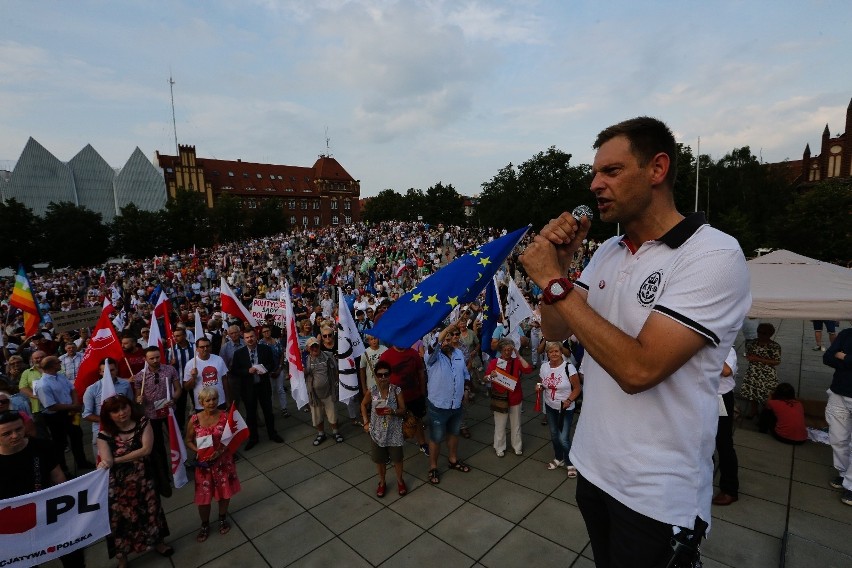 Protest na Placu Solidarności przeciwko reformie sądów. Przyszedł tłum [zdjęcia, wideo] 