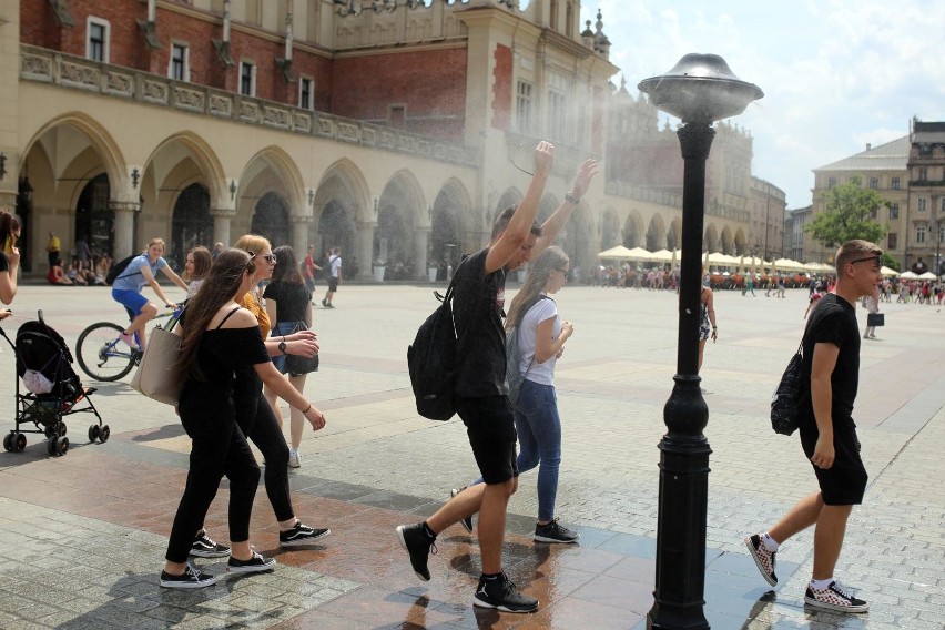 Kurtyny wodne już nie raz były rozstawiane w Krakowie