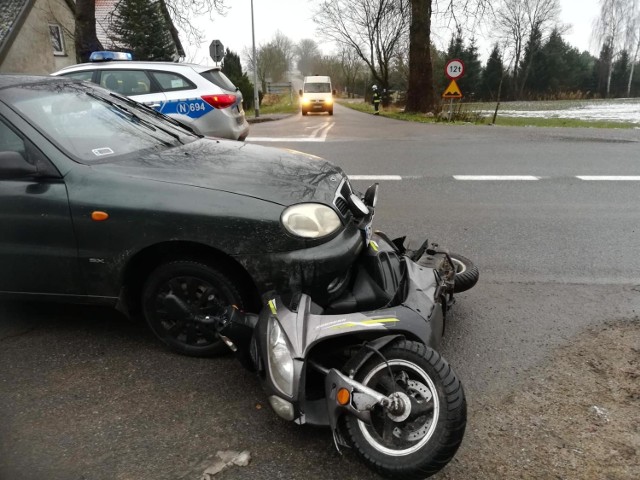 Samochód uderzył w skuter w Sztutowie w piątek, 8 stycznia. Jedna osoba trafiła do szpitala