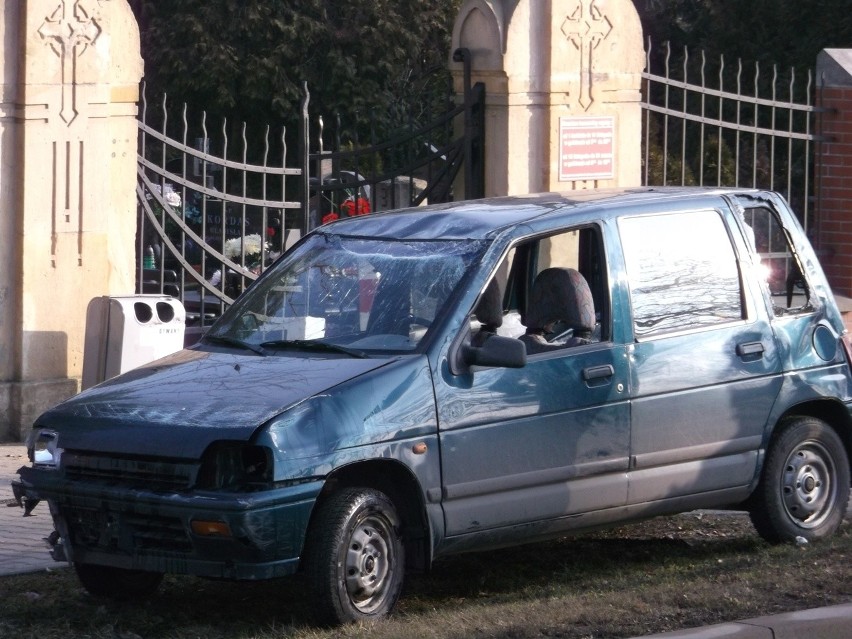 Wrocław: Wypadek na Osobowickiej. Kobieta uderzyła w barierki, auto dachowało (ZDJĘCIA)