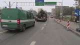 Wyrzutnia rakiet utknęła w korku na al. Rydza-Śmigłego w Łodzi [ZDJĘCIA+FILM]