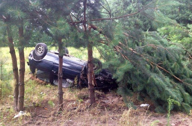 Wypadek w Zarzeczu, gdzie dachował volkswagen golf.