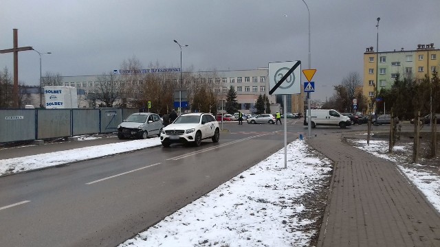 Dziś przed południem doszło do kolizji na skrzyżowaniu ulic Rejtana i Zagłoby w Rzeszowie. Zdjęcia z miejsca zdarzenia otrzymaliśmy od Internauty na alarm@nowiny24.pl.ZOBACZ TEŻ: Pożar na ogródkach działkowych w Rzeszowie