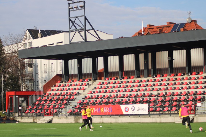 Stadion Prądniczanki ma sztuczną nawierzchnię boiska. A...
