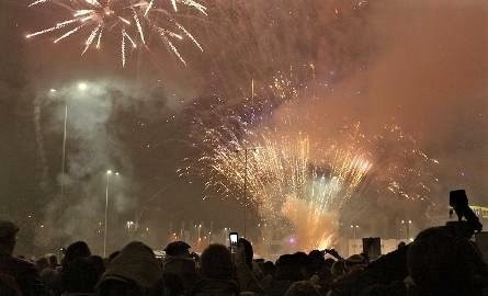 Fajerwerki to wielka atrakcja zabawy sylwestrowej, ale odpalajmy je mądrze, zgodnie z instrukcją i tylko w sylwestra oraz Nowy Rok