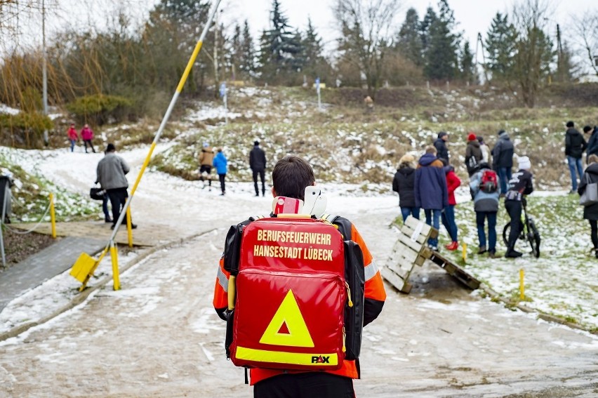 300 metrów w zimnych wodach Jeziora Kierskiego,...