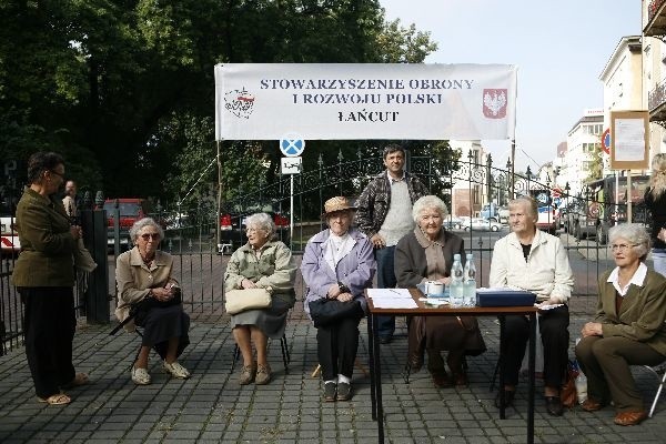 Protest przeciwko bezprawiu w RzeszowieDzisiaj przez kilka godzin przed siedzibą sądu okregowego manifestowali czlonkowie Stowarzyszenia Obrony i Rozwoju Polski.