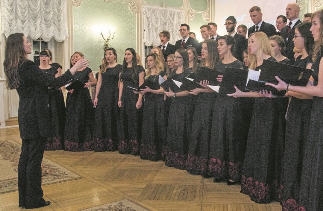 Studenci medycyny zbierali pieniądze na prezenty i sprzęt medyczny dla dzieci, które święta spędzają w szpitalu. W tym roku zebrano już 13 tys. złotych, z czego ponad 3 tys. z licytacji w czasie koncertu.